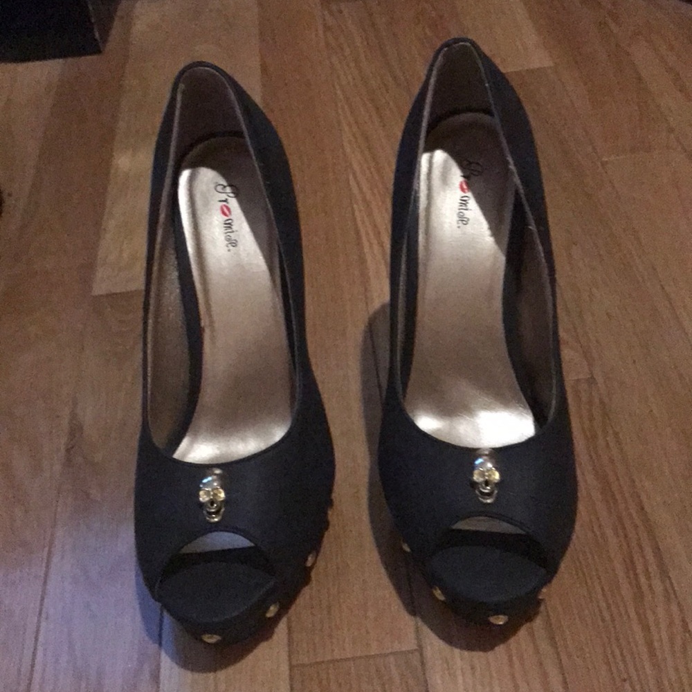 Skull 4 inch black heels